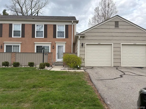 1584 Kings Cove Dr, Rochester, MI 48306