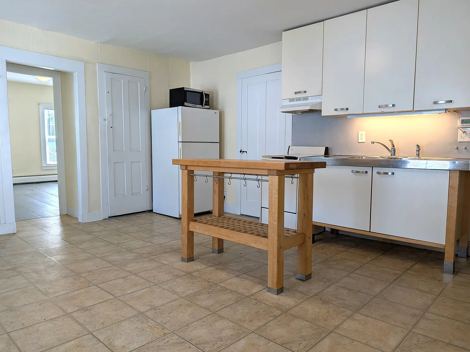 2 bed, 1000 sqft, $1,699 — Photo 3