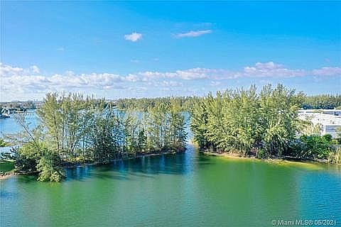 4th image of 4113 Crystal Lake Dr