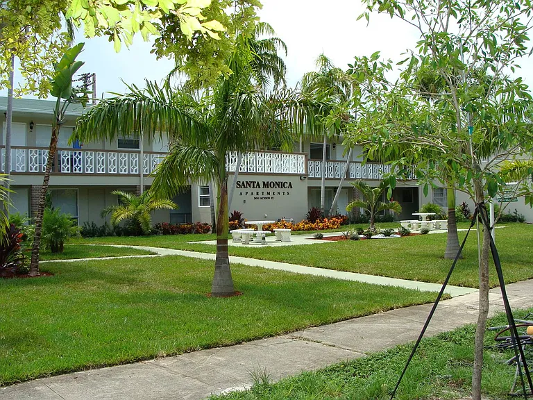 Santa Monica Apartments — Photo 4