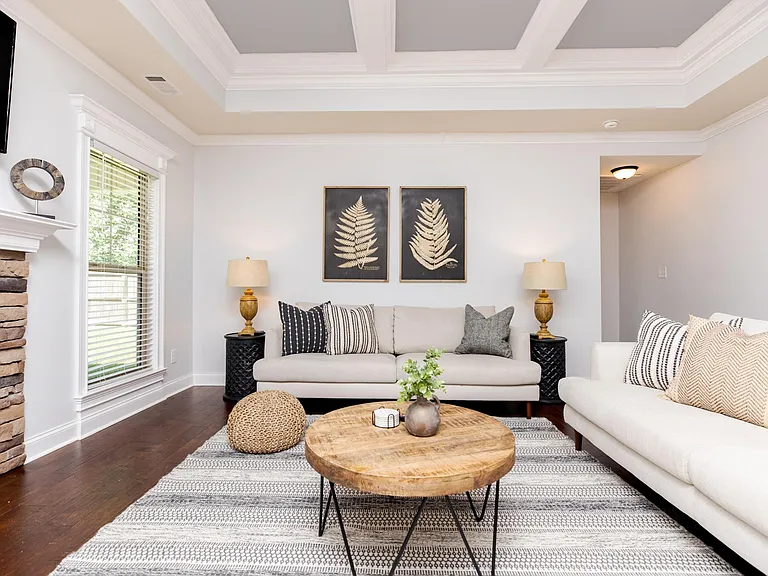 Spacious Living room w/TV streaming