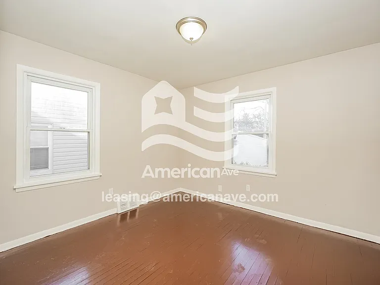 985570_006_main_bedroom_8.jpg