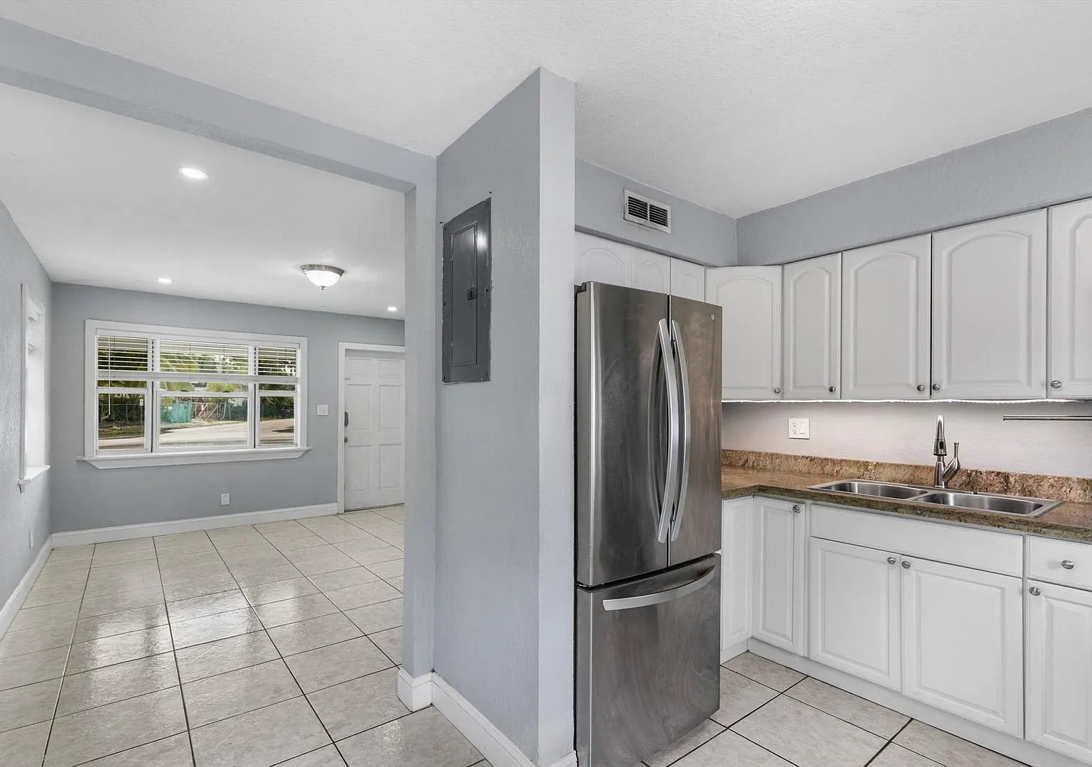 Charming 2-Bedroom Duplex with Private Backyard & Jacuzzi 116 4th Street — Photo 1