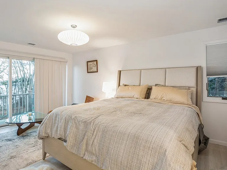 223 Kings Point Rd — Photo 30