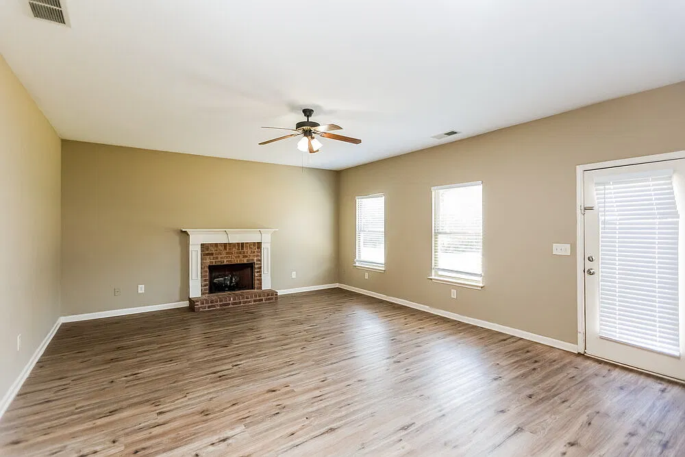 4 bed, 2.5 bath, 2052 sqft, $1,960 — Photo 4