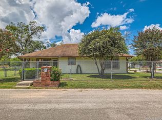 1424 N Bauer St, Seguin, TX 78155