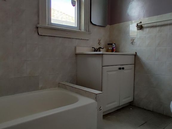 3rd image of 824 College Point Blvd #2