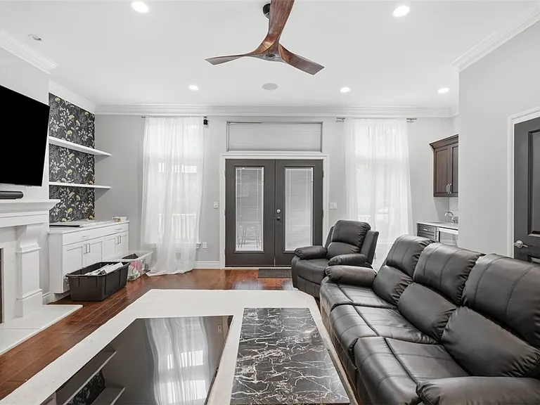 390 Bradley St — Photo 8