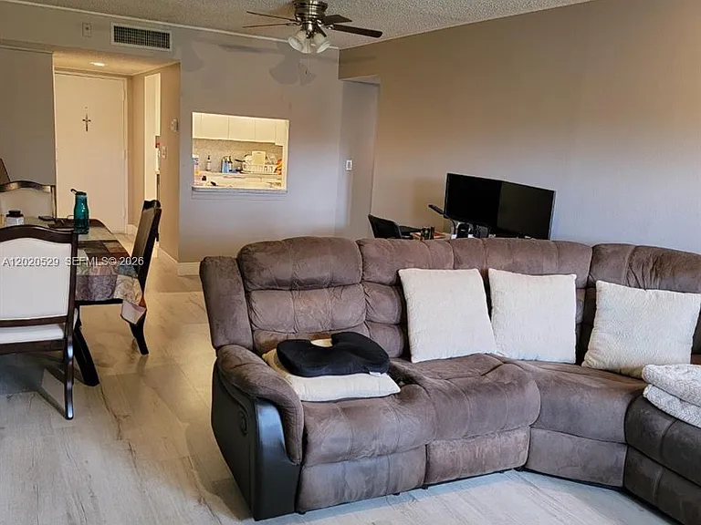 220 Lakeview Dr #212 — Photo 7