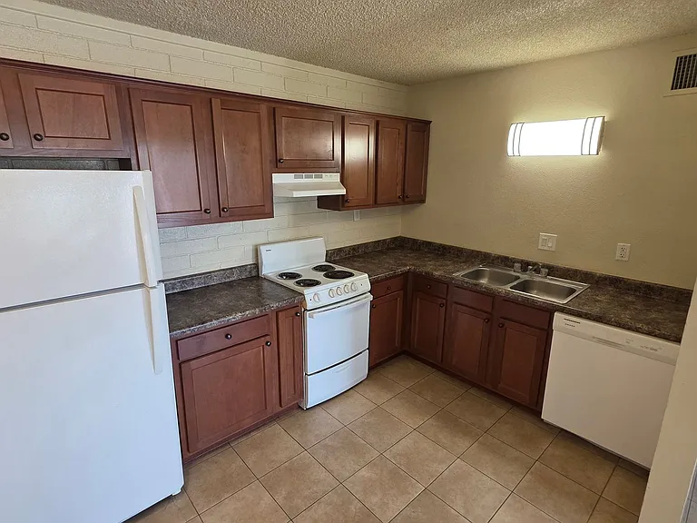 *ONE month FREE!* Catalina Gardens — Photo 18