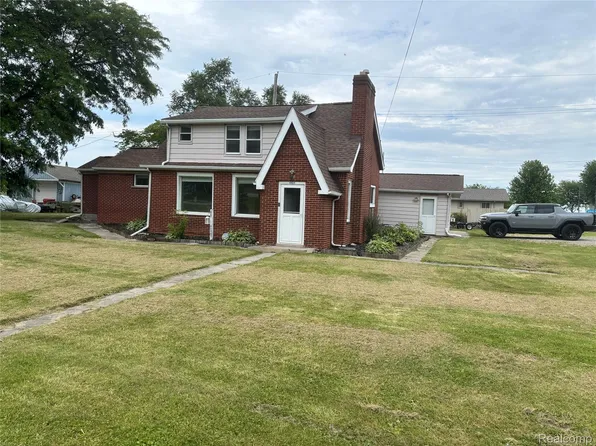 45824 Jefferson Ave, Chesterfield, MI 48047