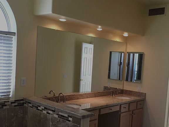 4th image of 1031 E Baylor Ln
