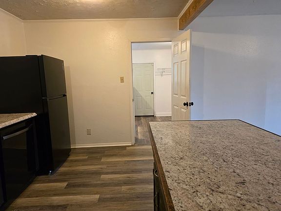5th image of 221 Miller St