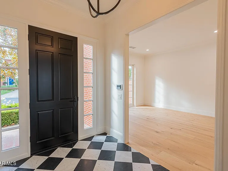 2390 Crombie Ct — Photo 4