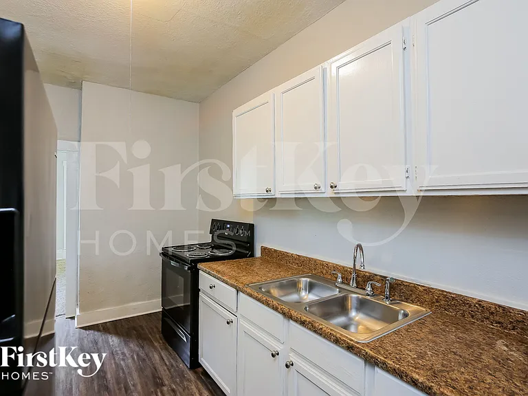 2447 Norton Ave — Photo 6