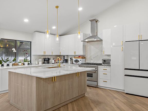 3rd image of 845 NE Mulberry Dr