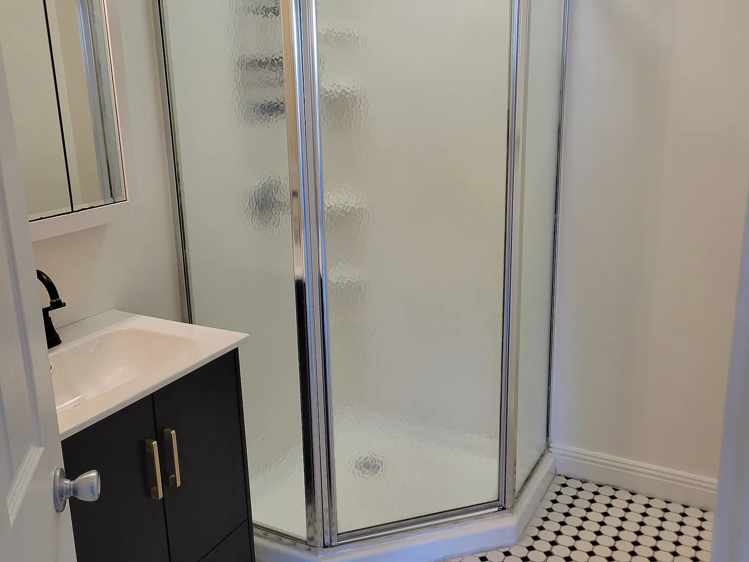 Studio, 400 sqft, $1,900 — Photo 4