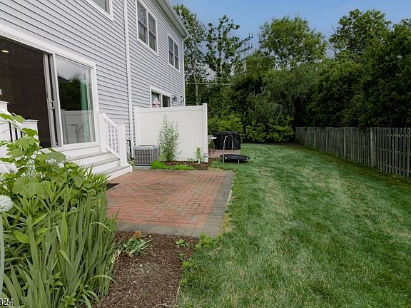 3rd image of 14 Clover Ct