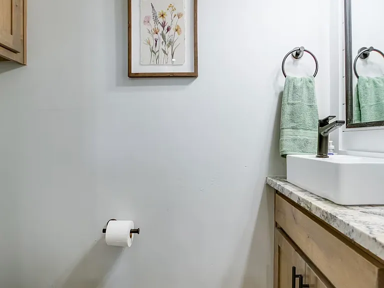 1045 Holiday Dr — Photo 15
