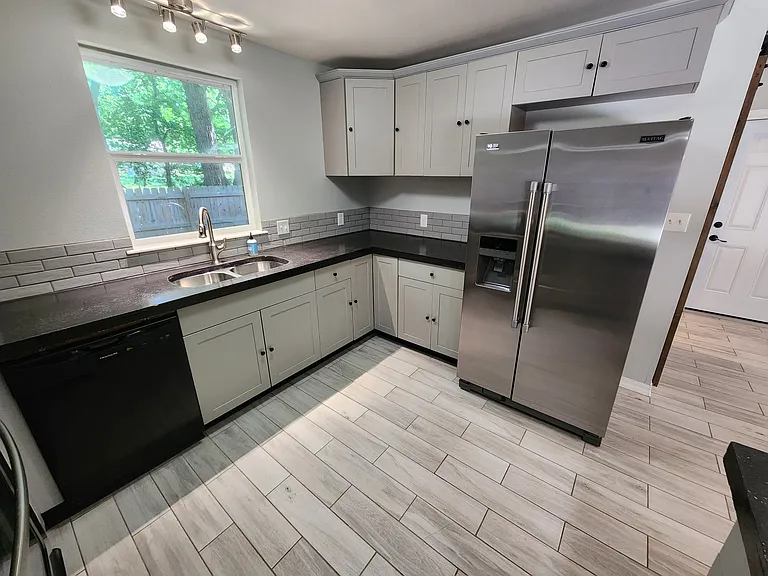 2010 E Foster Dr — Photo 6