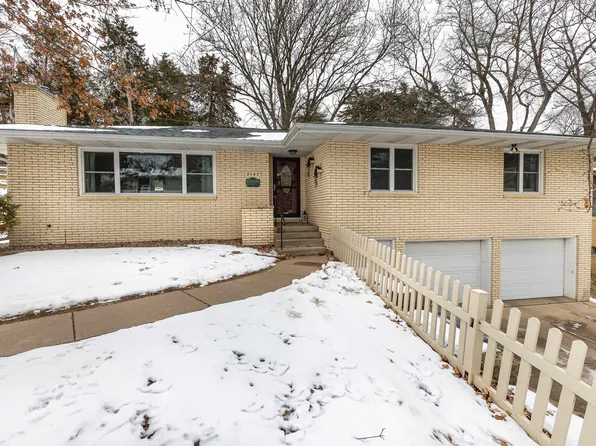 2147 Orchard Dr, Dubuque, IA 52001