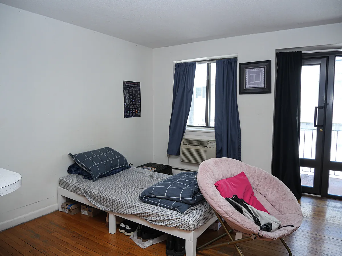 Photo 2 of 7 - 1039 Commonwealth Ave #16 - Boston, MA Building Photo - 1039 Commonwealth Ave #16