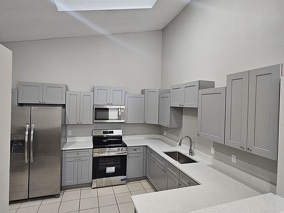 5th image of 115 Lakepointe Cir