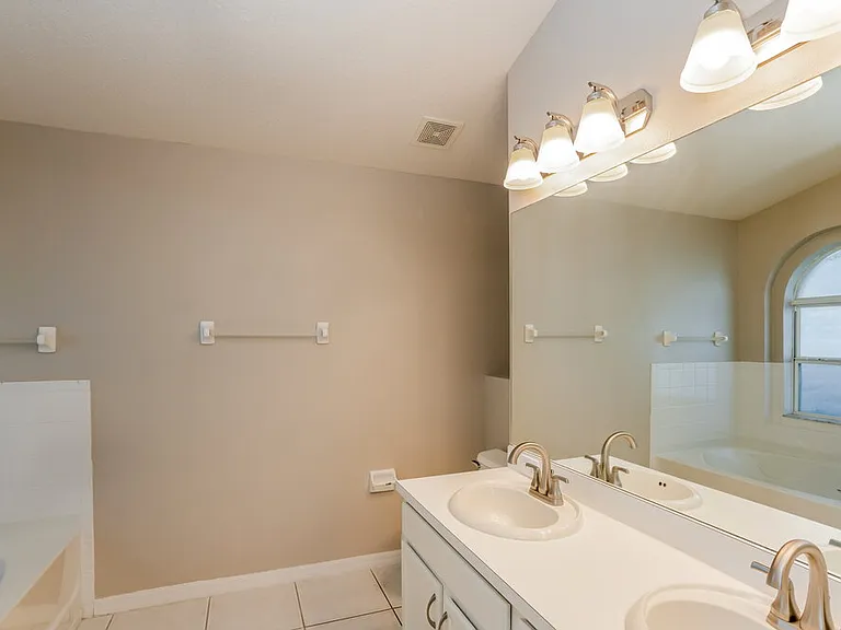 1010 Cristelle Jean Dr — Photo 12