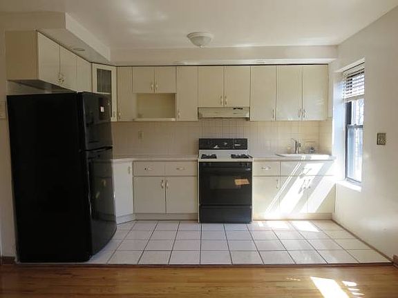 3rd image of 210 Van Buren St #3