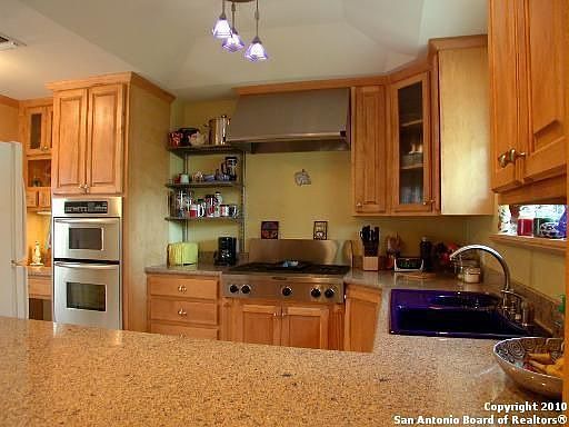 4th image of 939 Vanderhoeven St