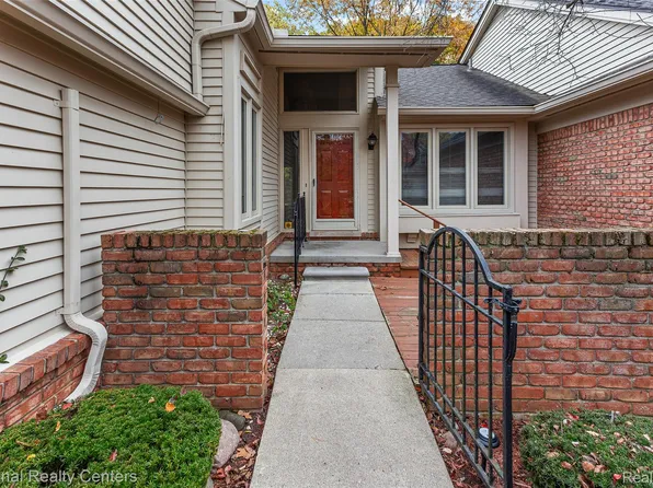 6904 Pebble Park Cir, West Bloomfield, MI 48322