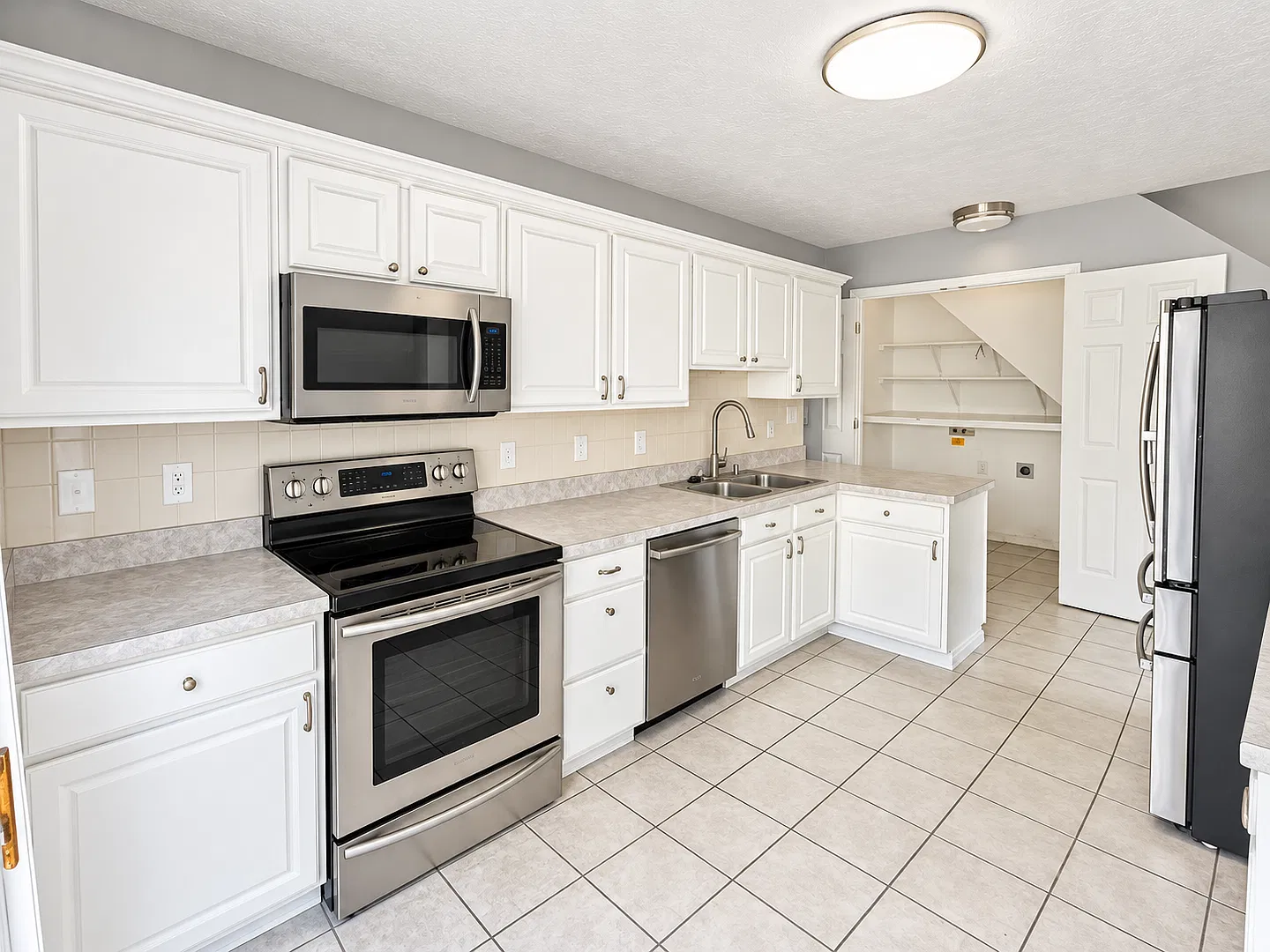 Lovely 3-Bedroom Home in Desirable Hamburg Area! Spacious Layout, Convenient Location! — Photo 4