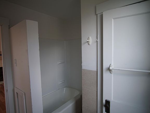 Bathroom closet and tub