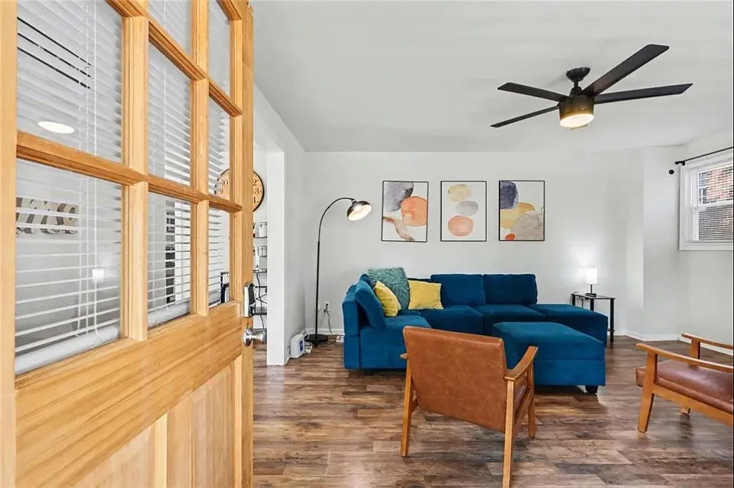 3 bed, 1250 sqft, $2,450 — Photo 2