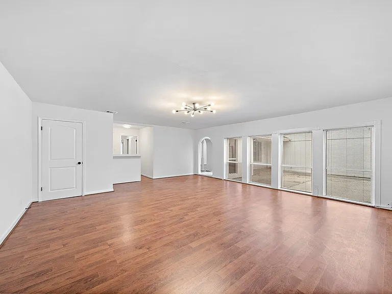 7810 Antoine Dr — Photo 8