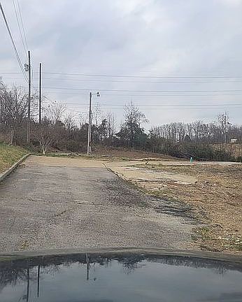 5th image of 400 Thompson Ln S