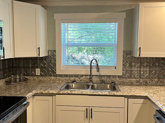 4th image of 435 SE Baker Ave