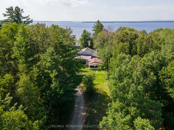 19 B Moores Beach Rd, Whitewater Region, ON K8A 6W2