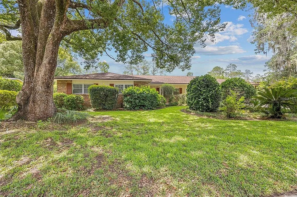 4 bed, 2.0 bath, 2112 sqft, $3,200 — Photo 1