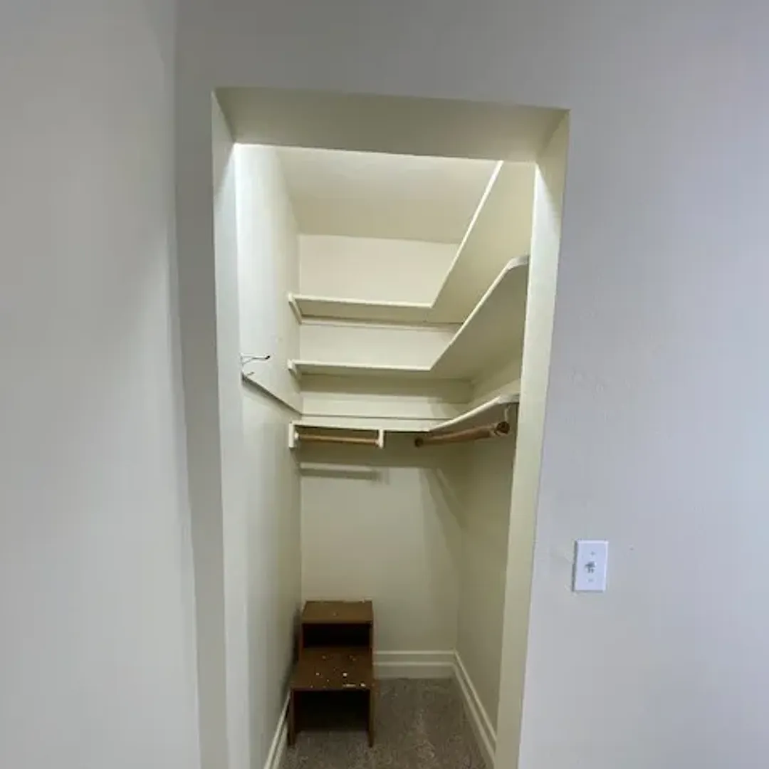 Elaine Apartments — Photo 4