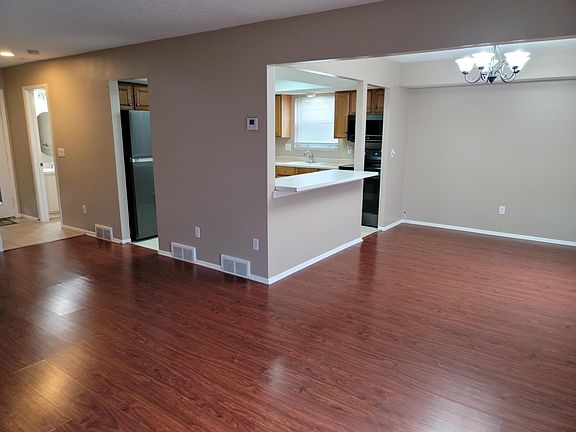 3rd image of 8863 Holly Ln