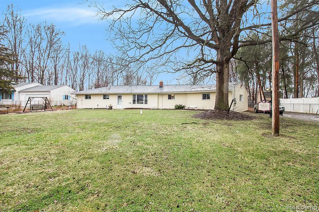 2444 Oakridge Dr photo 1