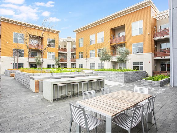 Dine Outside at the Mode