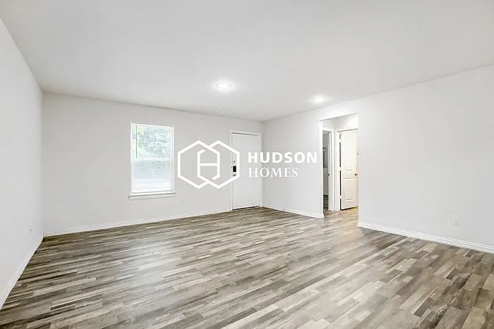 3 bed, 2.0 bath, 1090 sqft, $1,295 — Photo 3