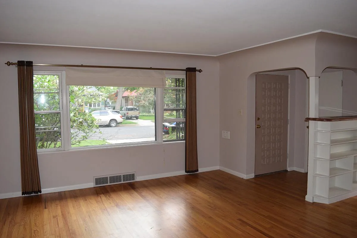 5 bed, 2386 sqft, $2,800 — Photo 2