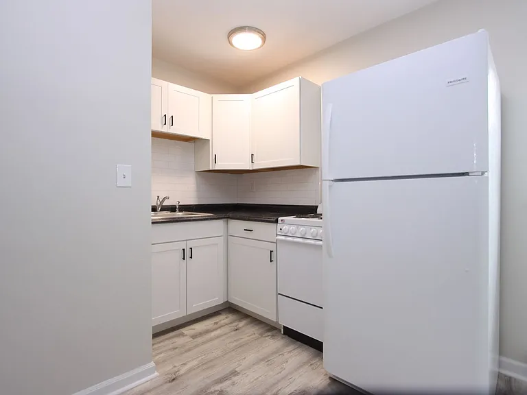 33-35 Abruyn St — Photo 4