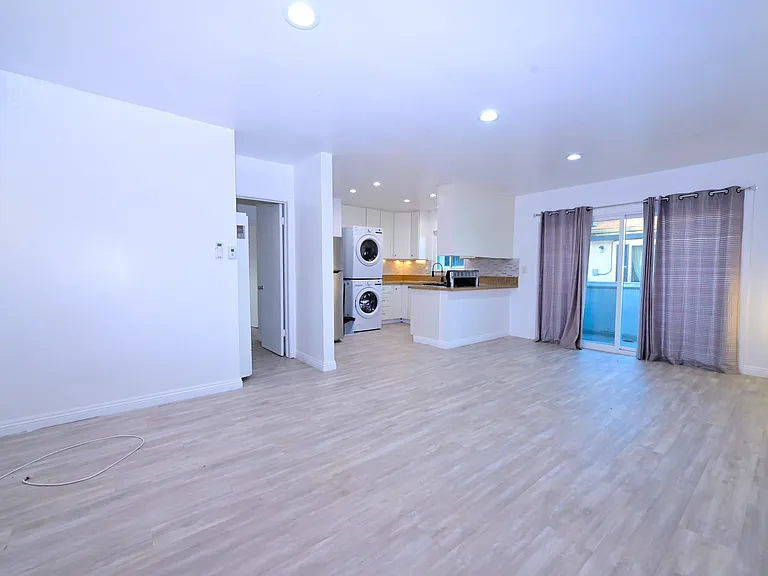 spacious and fully upgraded unit