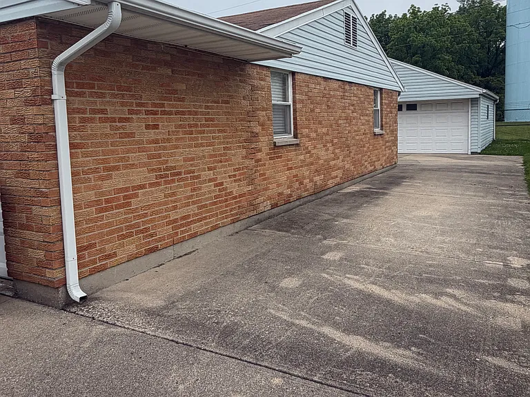 6501 Stonehurst Dr — Photo 2