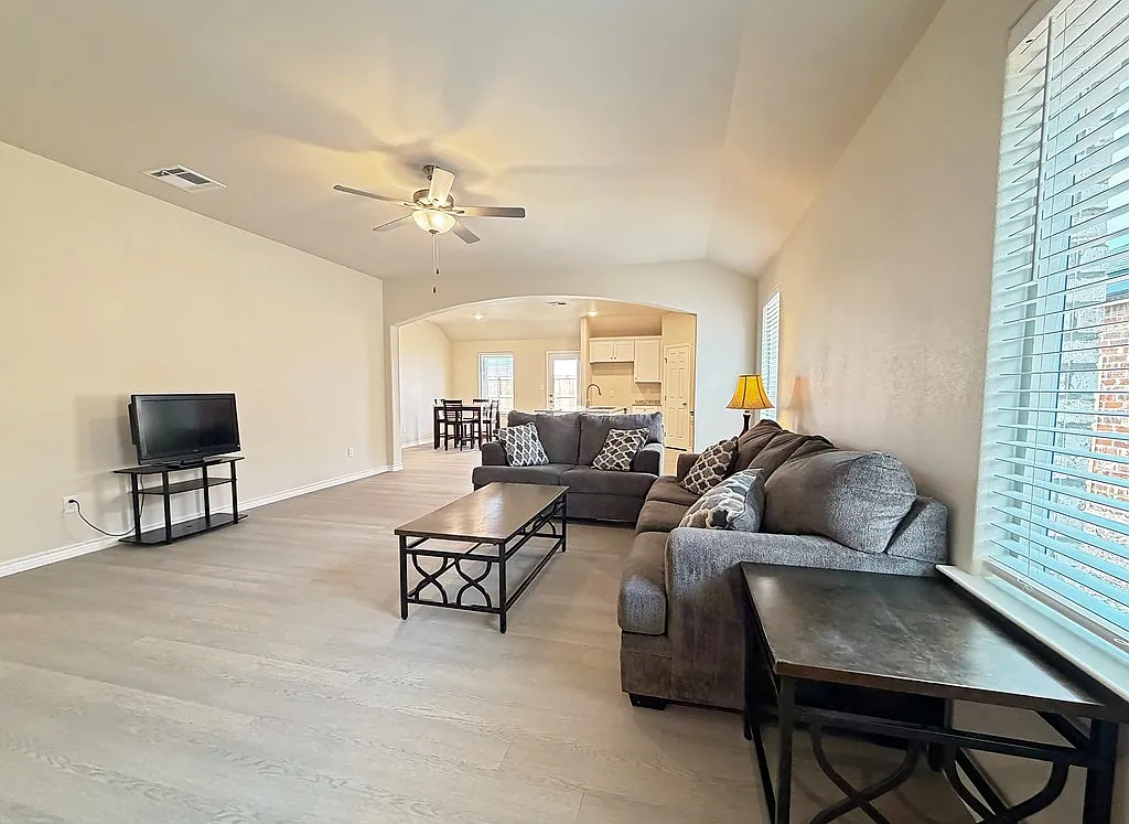 3 bed, 2.0 bath, 1910 sqft, $2,950 — Photo 4