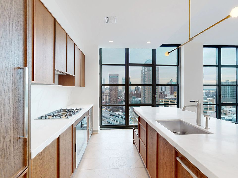 1st image of 160 Front St Penthouse 20D